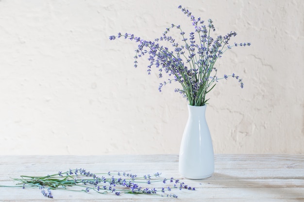 Lavande dans un vase blanc sur table en bois