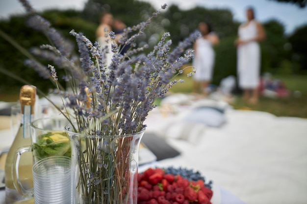 Lavande dans un vase dans la nature Lavande sur fond flou Mode élégante minimaliste