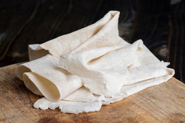 Lavash de blé frais et tendre sur une planche