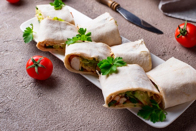 Lavash rouleaux au poulet et légumes