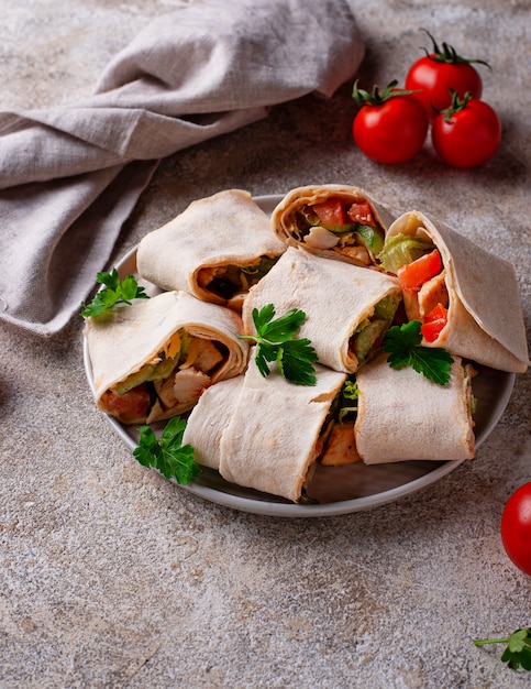 Lavash rouleaux au poulet et légumes