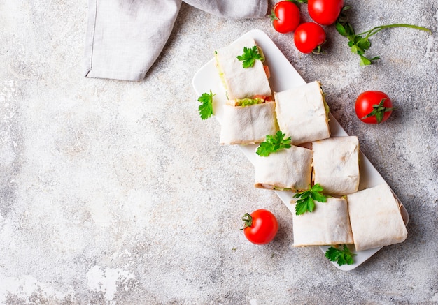 Lavash rouleaux au poulet et légumes