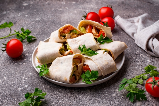 Lavash rouleaux au poulet et légumes