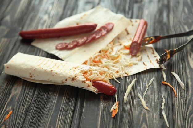 Lavash avec saucisse épicée et légumesphoto avec espace de copie