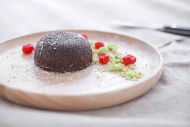 Lave au chocolat sur plaque en bois