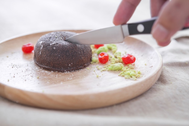 Lave au chocolat sur plaque en bois