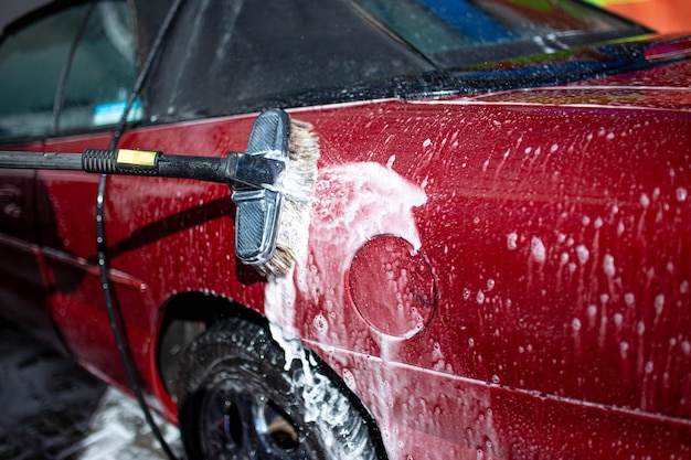 lave-auto manuel avec brosse en mousse corps rouge