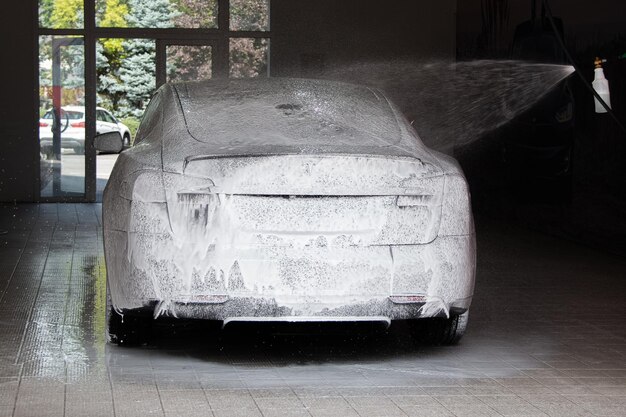 Photo un lave-auto avec un pare-chocs en mousse