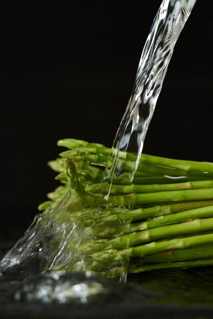 Laver Les Asperges Avec Un Jet D'eau, Verser De L'eau Du Robinet Sur Les Légumes Gros Plan