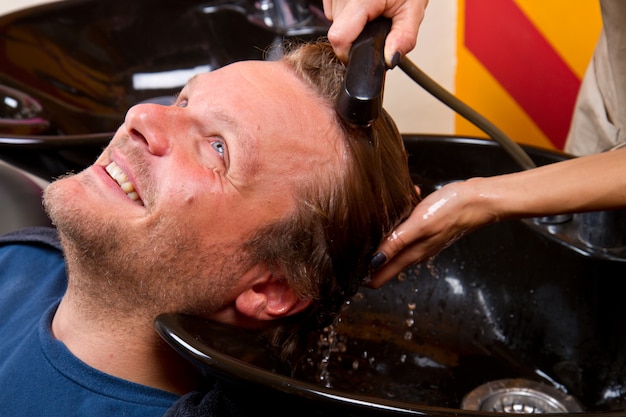 Laver les cheveux de l&#39;homme dans un salon de beauté salon de coiffure