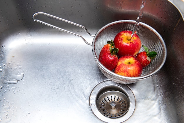 Laver les fruits dans l'évier de la cuisine