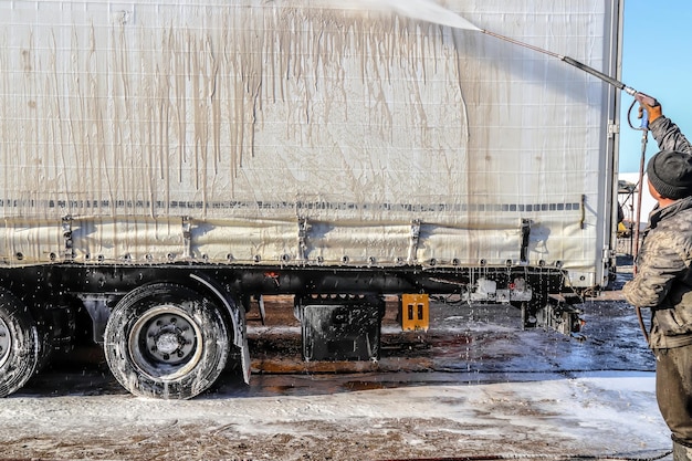 Laver un gros camion avec du shampoing pour voiture Arrière-plan pour le service de voiture Lavage de camions à l'extérieur