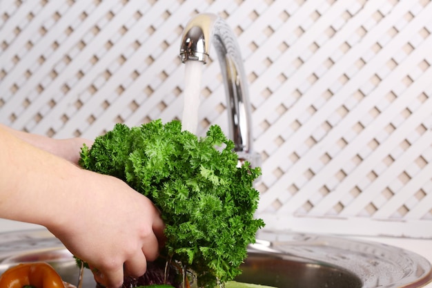 Laver les légumes gros plan