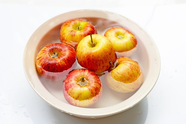 Laver les pommes fraîches dans l'eau