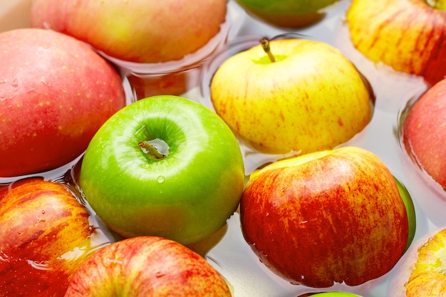 Laver les pommes fraîches dans l'eau