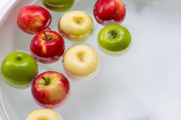 Laver les pommes fraîches dans l'eau