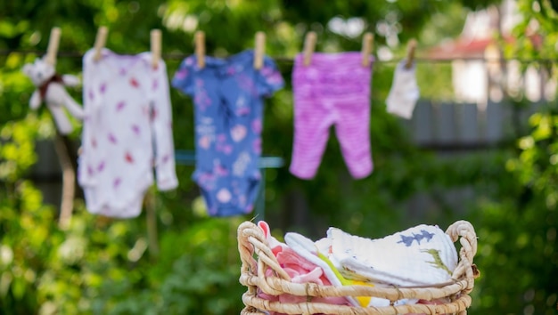 Laver les vêtements de bébé Le linge sèche à l'air frais Mise au point sélective