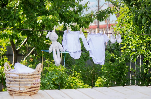 Laver les vêtements de bébé Le linge sèche à l'air frais Mise au point sélective