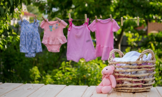 Laver les vêtements de bébé Le linge sèche à l'air frais Mise au point sélective