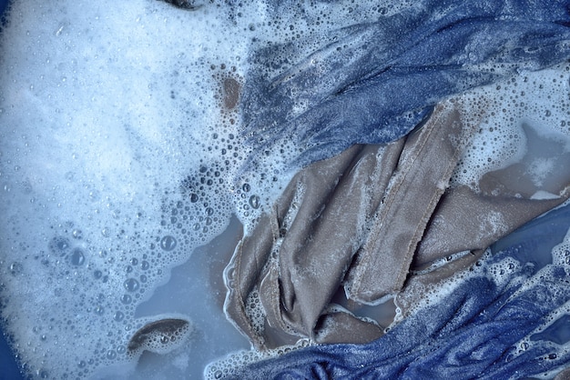 Laver les vêtements en poudre à laver sur le fond