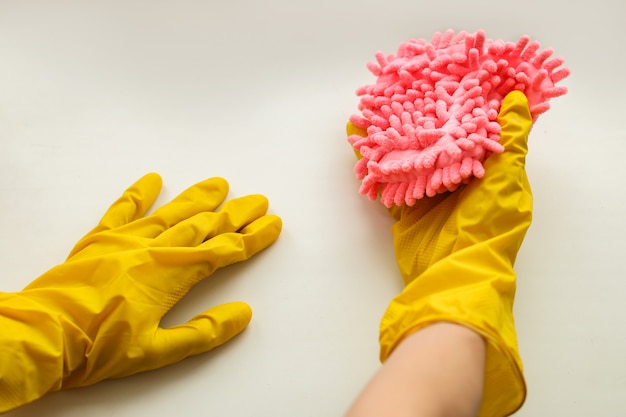 Lavez le comptoir blanc avec des gants jaunes. Nettoyage, élimination de la poussière, de la saleté et des virus bactériens. Concept d'environnement propre. Photo de haute qualité