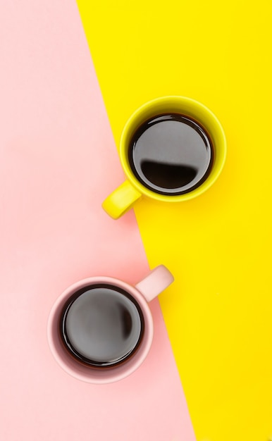 Lay plat de deux tasses à café avec rose et jaune