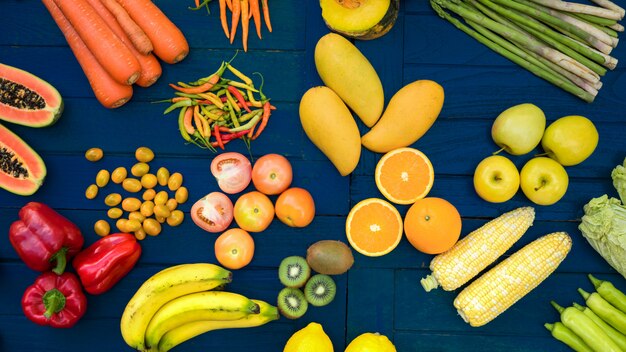 Lay plat de fruits et légumes frais bio