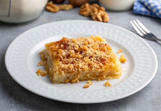 Photo laz pâtisserie c'est un dessert fait avec du pudding au beurre de pâte de phyllo et du sherbet nom turc laz boregi