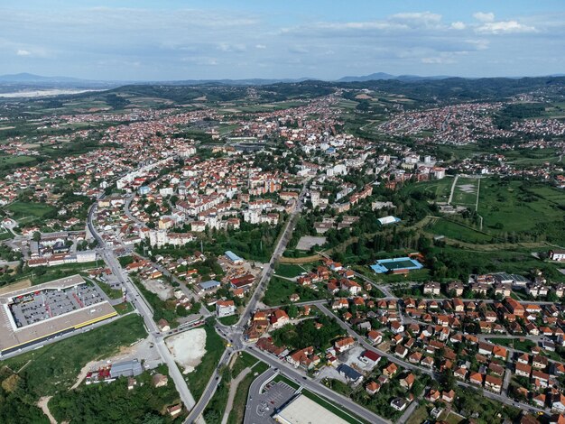 Lazarevac Kolubara district de Serbie Drone vue de la ville par une journée ensoleillée