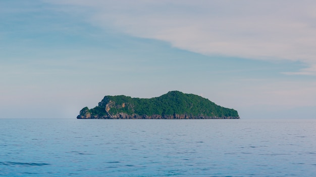 Île actuelle avec fond de ciel d&#39;été.