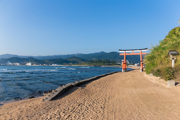 Île d'Aoshima et torii japonais avec soleil