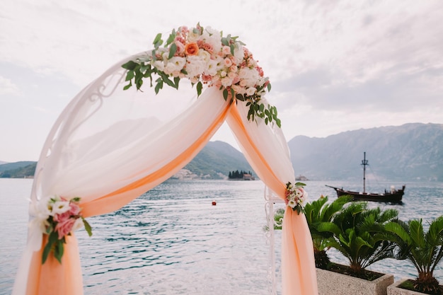 Île et arche de mariage avec chaises de mariage et décoration florale de mariage