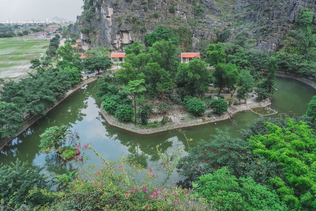 Île au milieu d'un lac au Vietnam