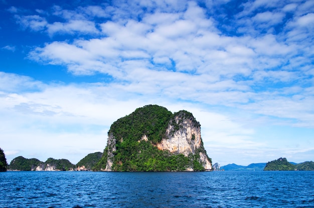 Île au milieu de la mer en Thaïlande