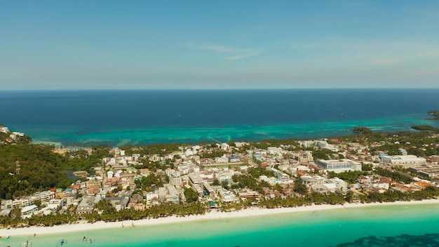 Île de Boracay avec plage de sable blanc aux Philippines