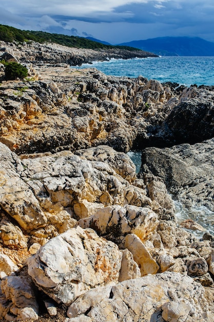 Île de Céphalonie avec soleil et ciel dégagé