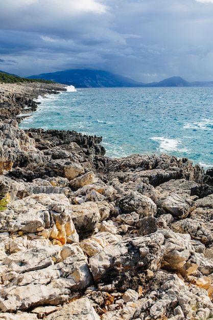 Île de Céphalonie avec soleil et ciel dégagé