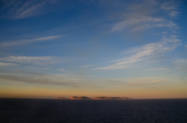 Île dans la mer au lever du soleil