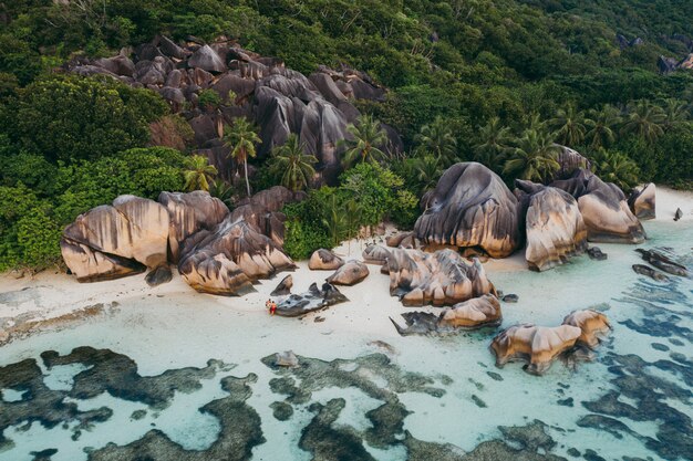 Île "La digue" aux Seychelles. Plage d'argent avec pierre granitique et jungle. Vue aérienne