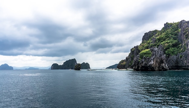 Île étonnante avec la forme peu commune de la mer