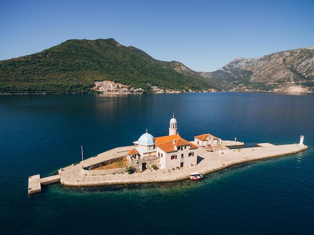 Île de gospa od skrpjela à l'arrière-plan de la montagne monténégro