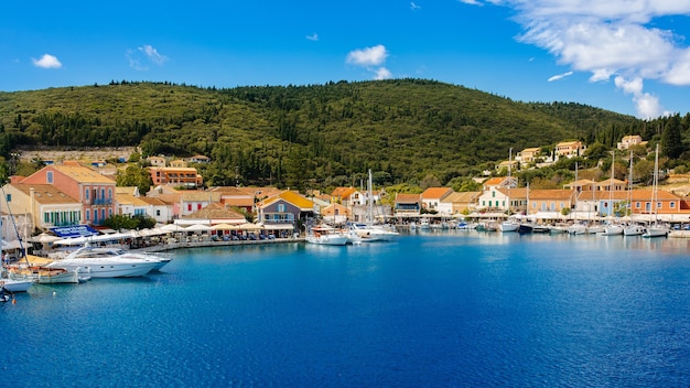 Île de Grèce avec un très beau port et des bateaux entrent dans l'île de Céphalonie