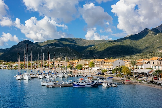 Île de Grèce avec très beau port et bateaux par une journée ensoleillée