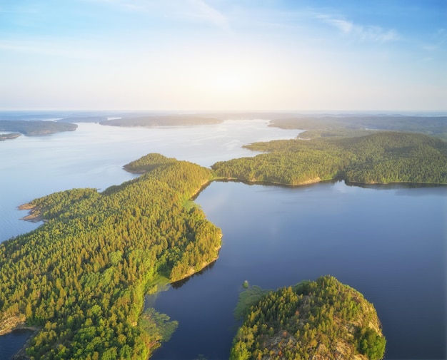 Île sur le lac pendant la vue aérienne du coucher du soleil