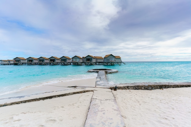 Île des Maldives, République des Maldives - 2 mars 2017 : Villas de luxe sur l'eau dans l'île tropicale des Maldives, située dans l'océan Indien