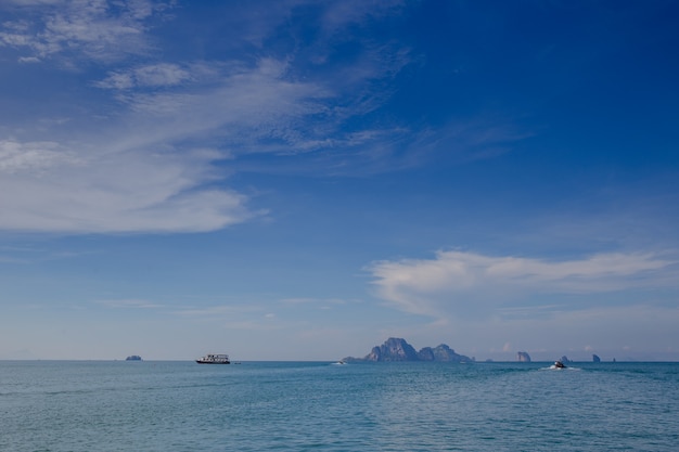 Île et mer bleue avec bateau