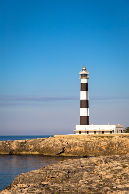 ÎLE DE MINORQUE - ESPAGNE - VERS AOT 2020 : phare pittoresque d'Artrutx au coucher du soleil, célèbre monument de l'île