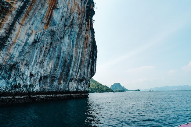 Île de montagne rocheuse dans la mer