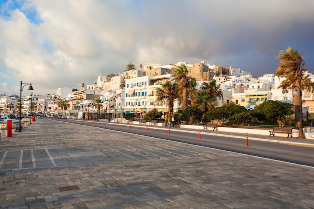 ÎLE DE NAXOS, GRÈCE - 24 OCTOBRE 2016 : Rue au centre de la ville de Naxos Chora dans l'île de Naxos en Grèce