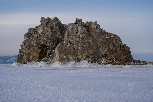 Île d'Olkhon hiver glacial enneigé coucher de soleil sur Shamanka Rock